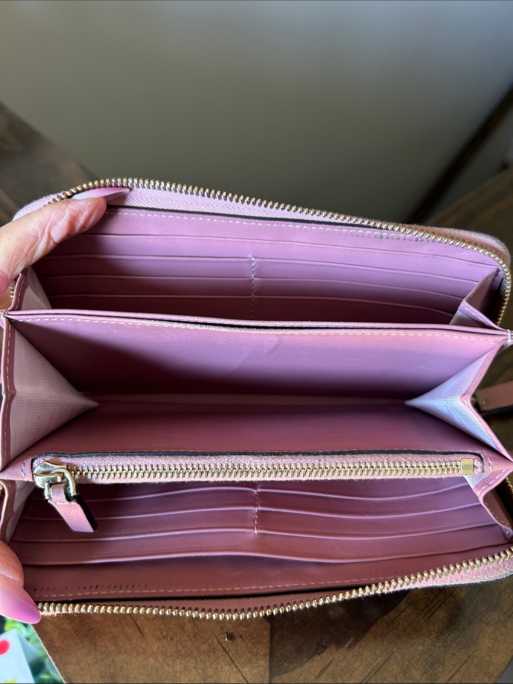 464. Valentino Garavani Pink Zip-Around Rockstud Wallet with Gold Studs - Picture 9 of 10